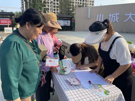 江春静在社区邻里节为居民累计信用积分