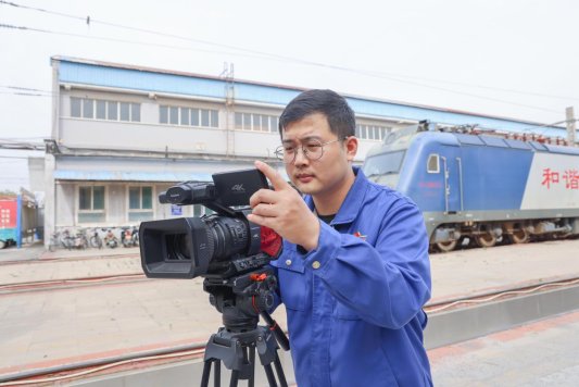 图为钮圣杰在现场拍摄机车