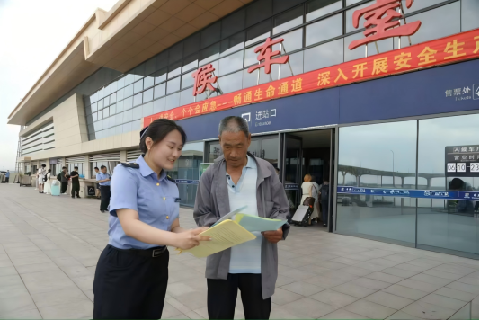 王卓越参加车站526志愿服务活动