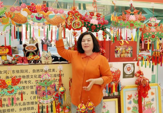 2025好网民·在山东|隋桂云:非遗乡绣与电商直播的创新融合 助力乡村振兴