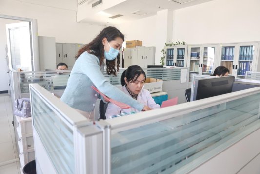 事迹照片1 姜亚平到一线科室开展宣传工作（左1）