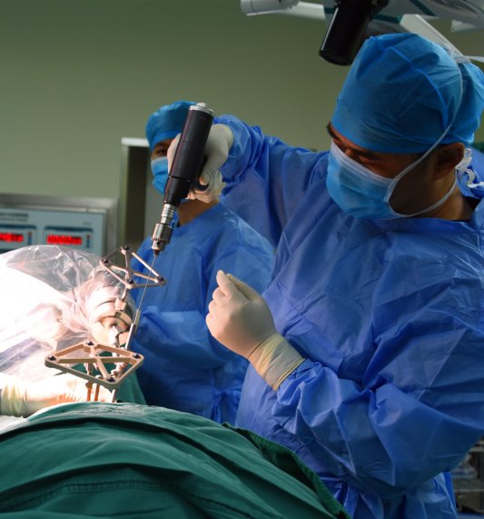 2017年，张震开展骨科机器人辅助手术