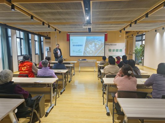 张震进社区举办讲座