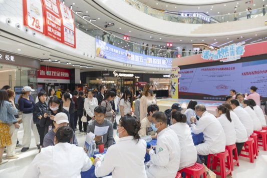 2025年5月1日，东营区中心医院走进西城万达广场，开展中医健康市集活动