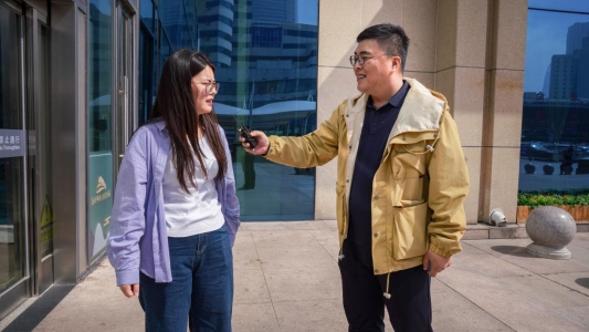 李少江采访旅客关于产品使用体会