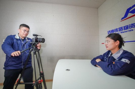 李少江采访优秀青年职工