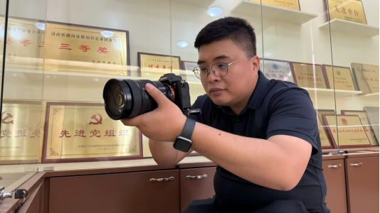 李少江拍摄企业荣誉照片