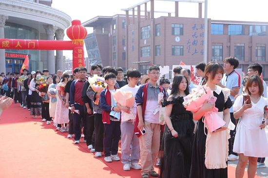 临沂士博教育高级中学举行2022级毕业典礼暨学生成人礼仪式