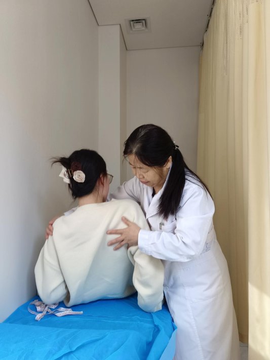 查体之后的温暖搀扶是刘兰玉的“标准动作”