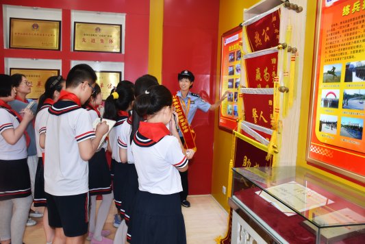 带领学生们参观警营荣誉室