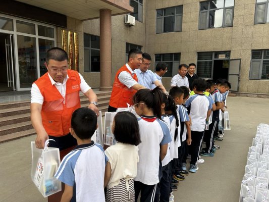 平安产险东营中心支公司开展“六一”爱心助学活动