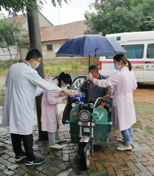 利用休息时间下乡义诊