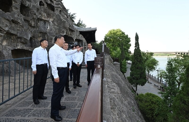 2025年5月19日至20日,中共中央总书记、国家主席、中央军委主席习近平在河南考察。这是19日下午,习近平在洛阳龙门石窟考察。新华社记者 谢环驰 摄