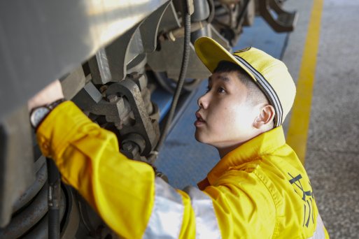 济南电务段济南车载设备车间工长韩佳林在精检细修列车底部车载设备2