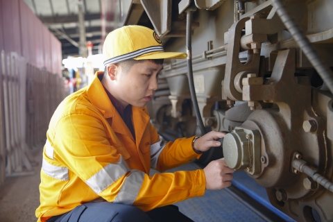 济南电务段济南车载设备车间工长韩佳林在精检细修列车底部车载设备1