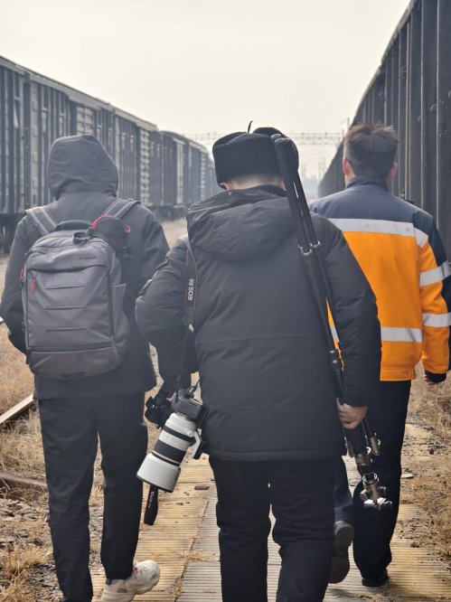 国铁济南局王润坤-“好网民·在山东”照片 山东卫视《山东新闻联播》430辆新能源汽车“赶船”接力