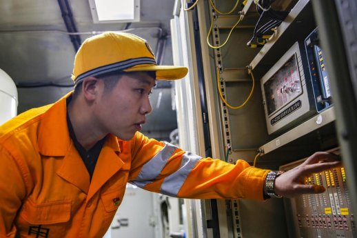 济南电务段济南车载设备车间工长韩佳林在检查车载信号设备灯显状态