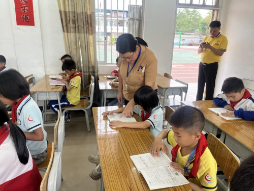 “雷锋精神照前路，温暖校园伴童行”——山区留守儿童公益活动圆满举行