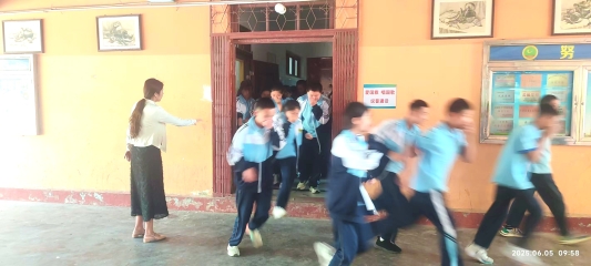 菏泽鲁西新区陈集镇中学开展消防安全疏散演练活动