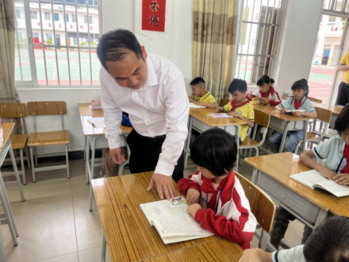 “雷锋精神照前路，温暖校园伴童行”——山区留守儿童公益活动圆满举行
