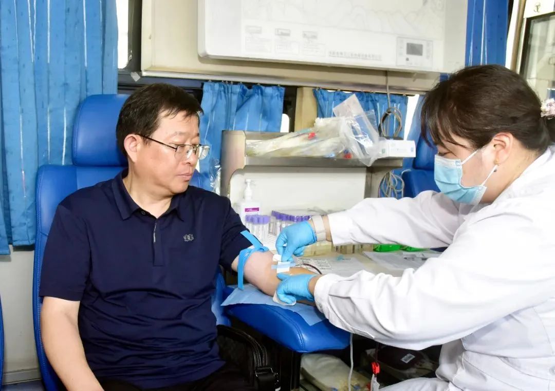 菏泽市交通运输局干部职工踊跃参加爱心献血活动