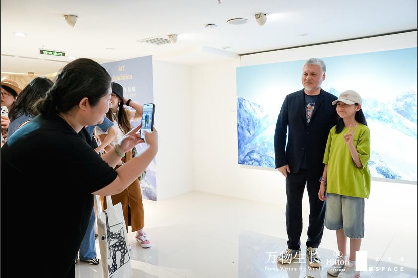 任天进“万物生长”展览在北京希尔顿酒店216SPACE正在进行