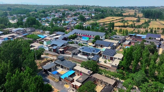 光伏绘入生活画卷 阳光新能源公益项目温暖三家村