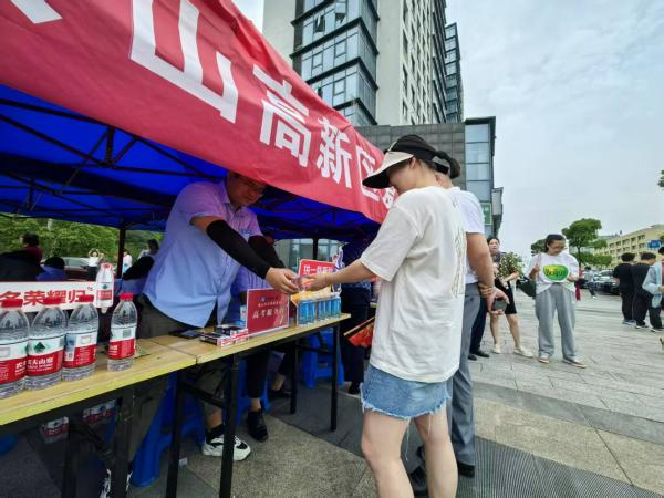 【争做文明有礼中建人】华东分公司党总支组织开展爱心助力 高考志愿活动