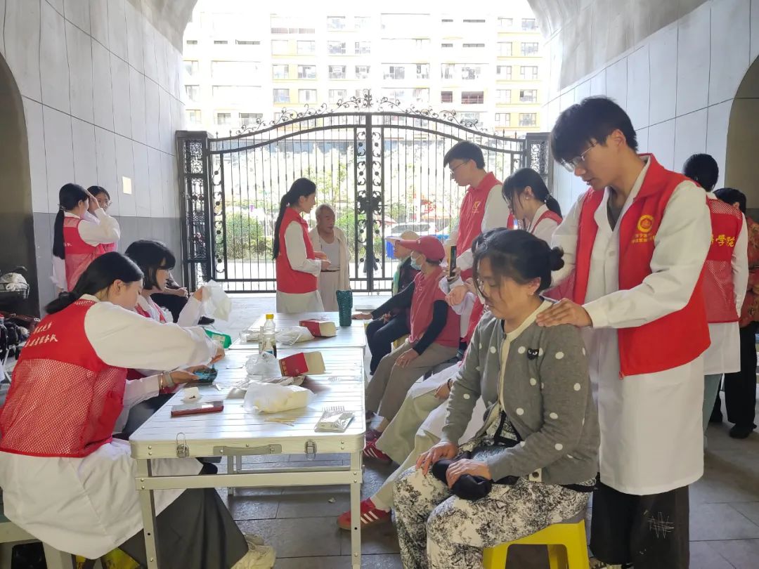 济宁太白湖新区许庄街道荷花路社区开展“青春志愿 健康同行”志愿服务活动