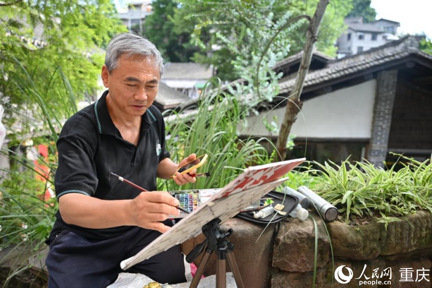 赵建军在下浩里老街写生。人民网 邹乐摄