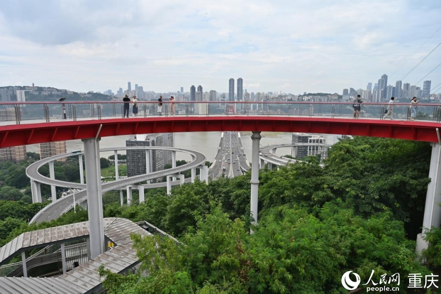 “铜元之光·天空岛”城市阳台观光。人民网 邹乐摄