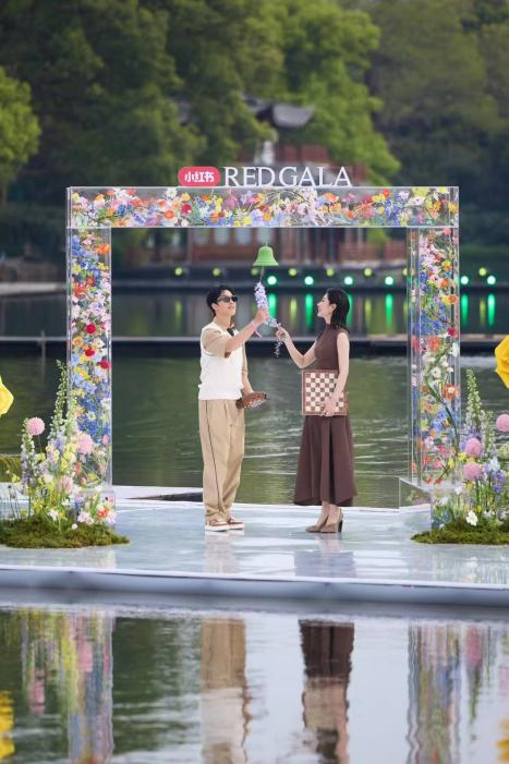 赛车手刘瑞祺出席首届RED GALA 尽显时尚质感