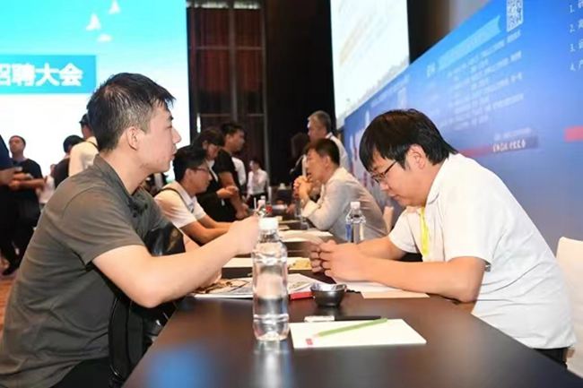 光电产业人才招聘会。人民网记者 李洋摄