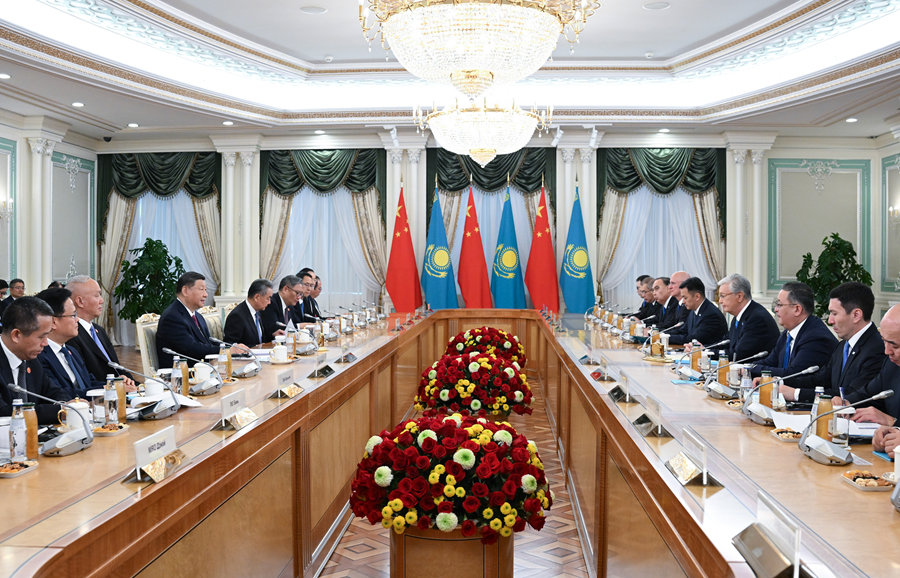 当地时间6月16日下午，哈萨克斯坦总统托卡耶夫同中国国家主席习近平在阿斯塔纳总统府举行会谈。