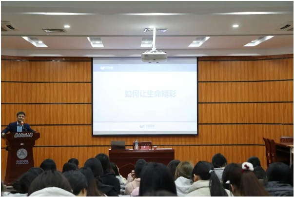 万校互联董事长朱雪峰在赣南师范大学讲座“生命的意义与创业之路”