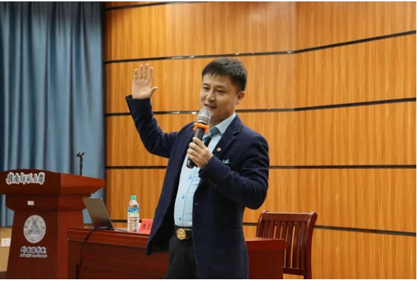 万校互联董事长朱雪峰在赣南师范大学讲座“生命的意义与创业之路”