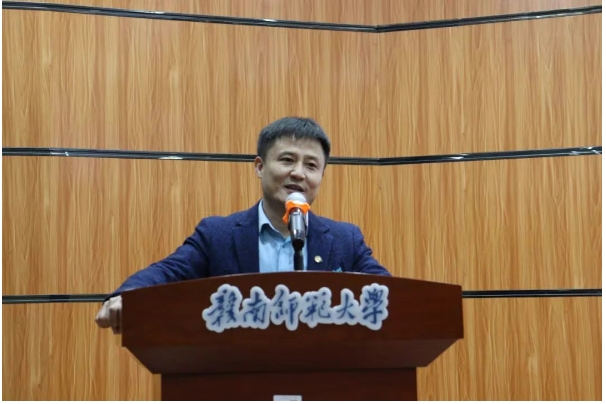 万校互联董事长朱雪峰在赣南师范大学讲座“生命的意义与创业之路”
