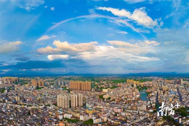 傍晚雨后，广东云浮罗定上空出现一道美丽的彩虹。南方+拍客 黄冬泳 摄