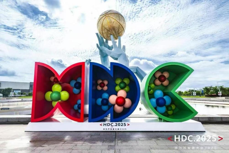 鸿蒙生态迎来外设兼容革命！国开鸿PDBox外设万能盒在HDC 2025大放异彩