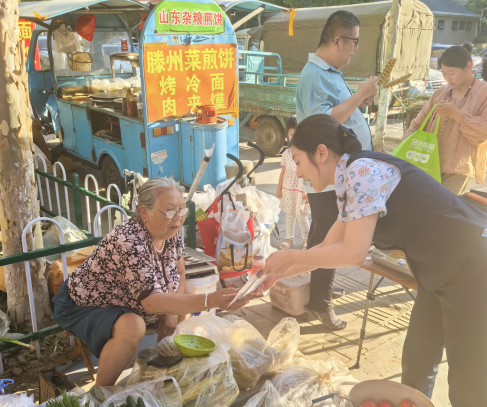 民生银行东营分行营业部：“金号角”消保主题宣传活动走进农贸市场