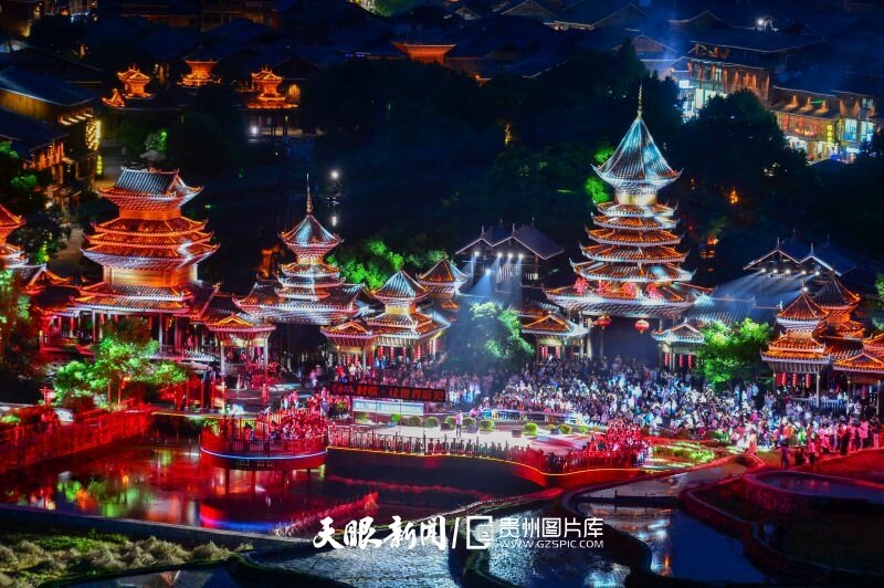 17506499659386.jpg 2025年5月1日,侗族群众在黎平县肇兴侗寨为游客演唱侗族大歌。卢忠南 摄.jpg