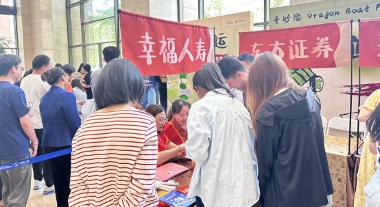 幸福人寿青岛分公司走进中海大厦开展金融知识宣教暨“强服务 助消费”主题宣传活动