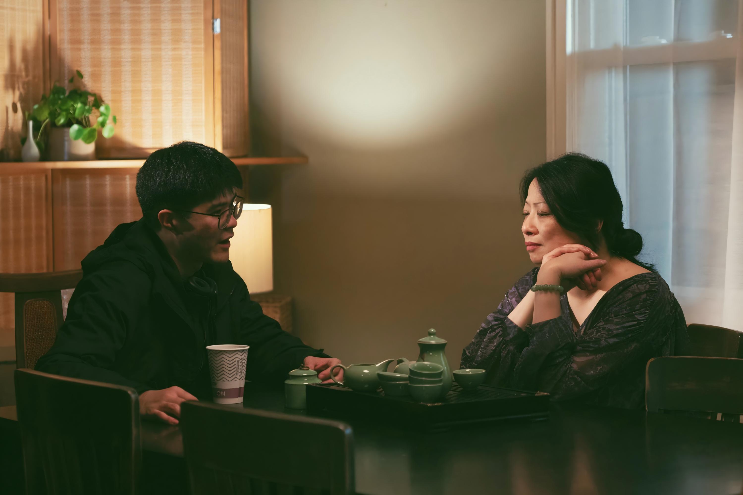 顾铁诚：于影像缝隙中抚摸情绪轮廓，在多元语境中织就节奏美学
