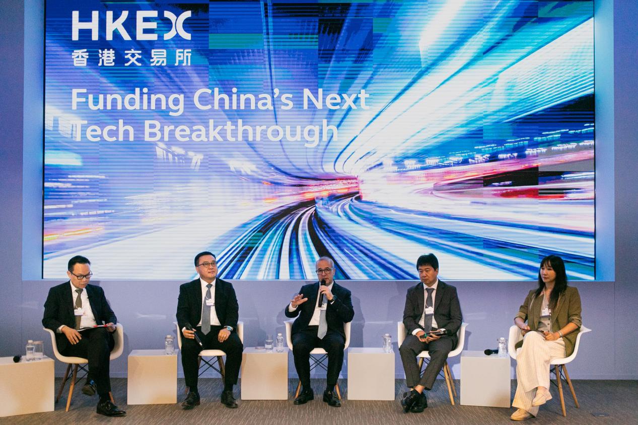 松鼠Ai梁静博士出席达沃斯港交所论坛:用AI重塑教育公平新可能