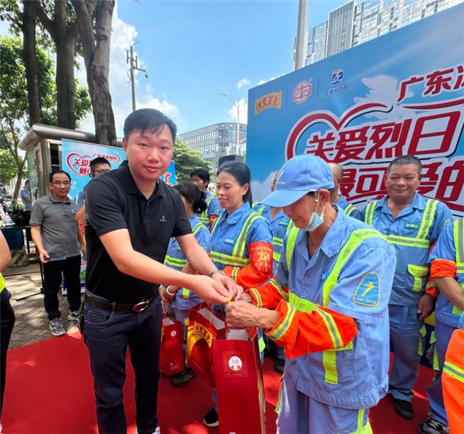 清凉关怀送一线 致敬城市环卫人