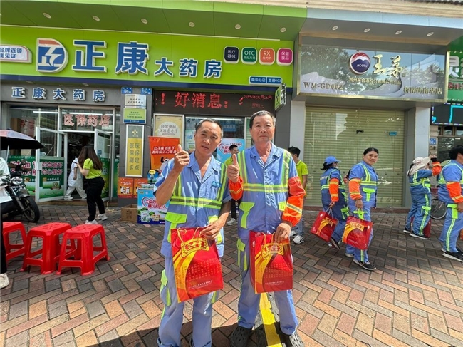 清凉关怀送一线 致敬城市环卫人