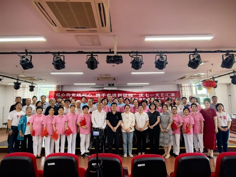 中建一局二公司社会服务部携手滨河东里社区开展“庆七一”联建共建活动