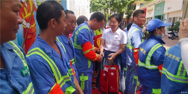清凉关怀送一线 致敬城市环卫人