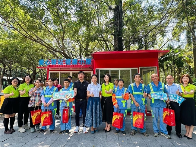 清凉关怀送一线 致敬城市环卫人