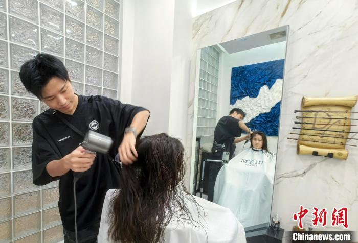 台湾青年一把剪刀邕城开创“头”等事业